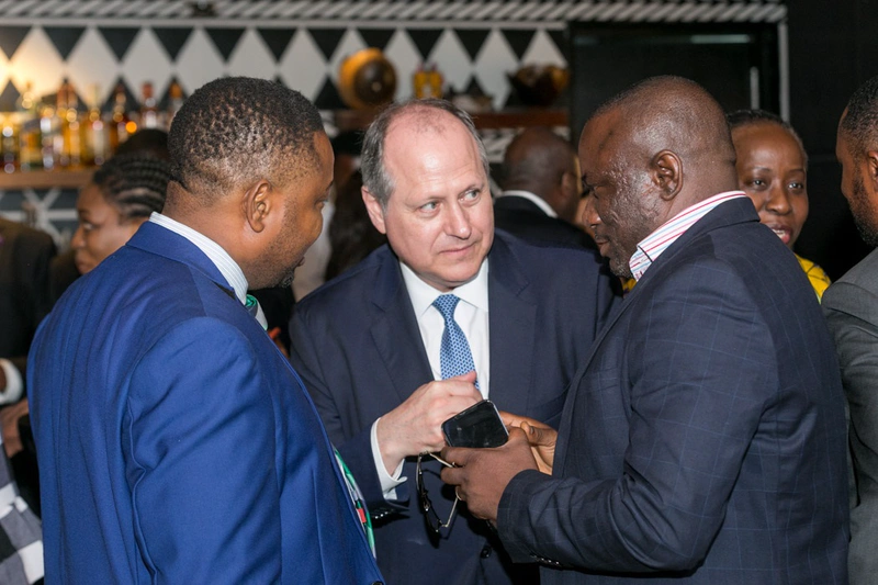 Se familiariser avec les services Cloud face à face: Ernest Sales au dîner MainOne C-Level. Crédit photo: HPE - Selectium