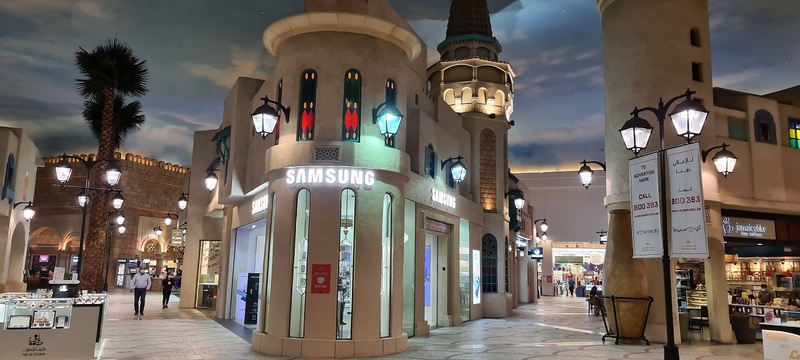 shows the front of a hi tech store
