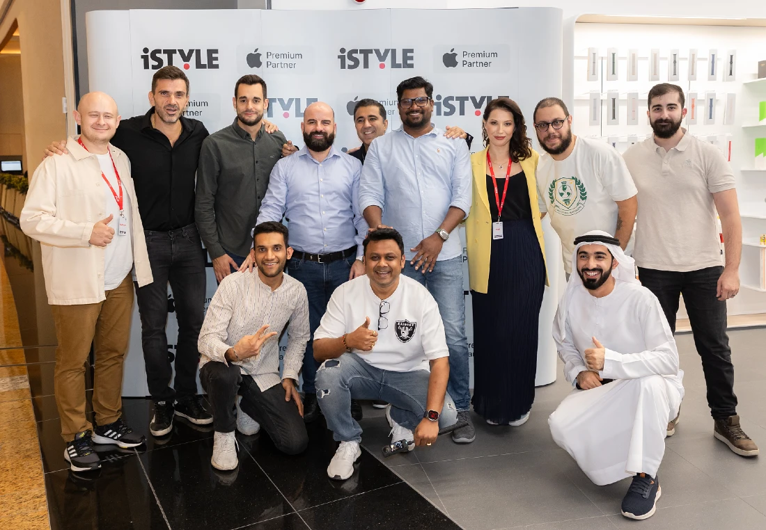 12 personnes sont vues sur une photo de groupe lors de l'ouverture d'un site de ventes au détailPhoto credit: iSTYLE