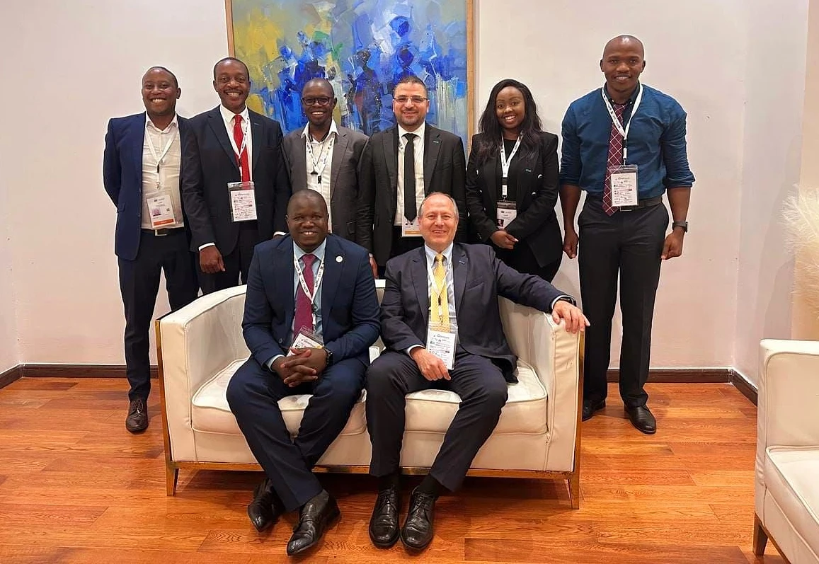 huit personnes souriante vues sur une photo de groupe.
