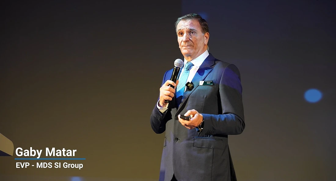 un homme en costume fait une présentation