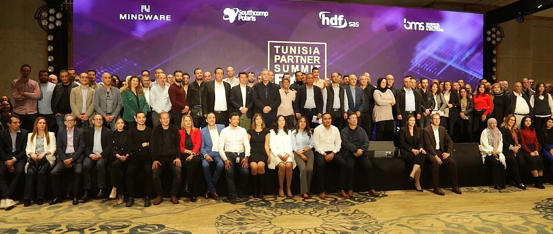 De nombreuses personnes vues sur une photo de groupe