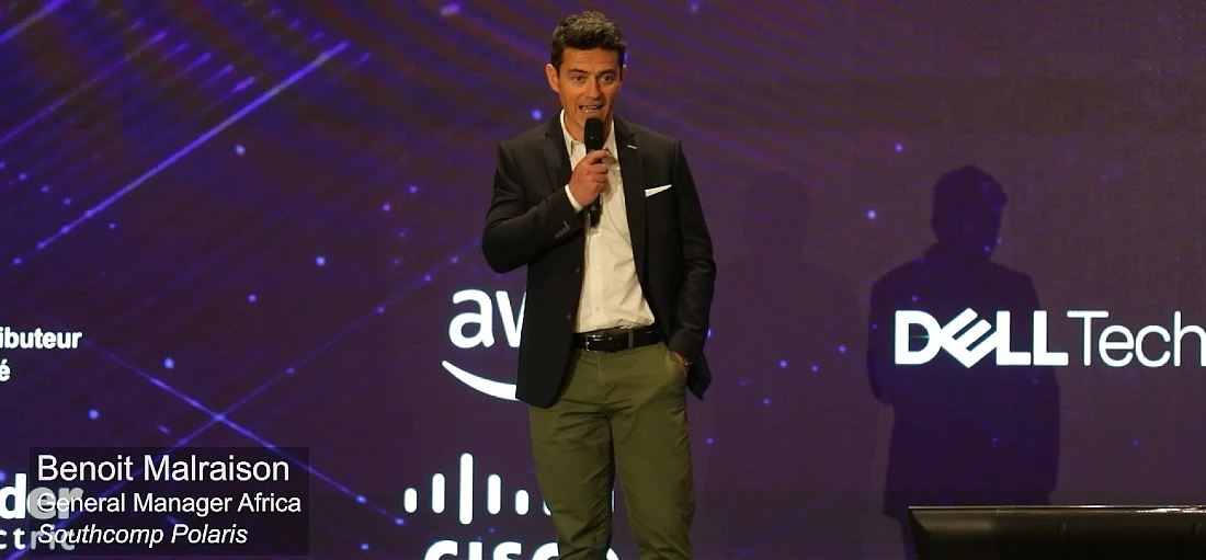 un homme parle au micro lors d'un événement de haute technologie 