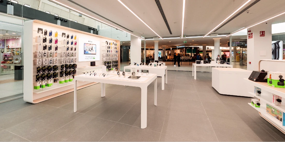 Texte alternatif : intérieur du magasin hi tech 