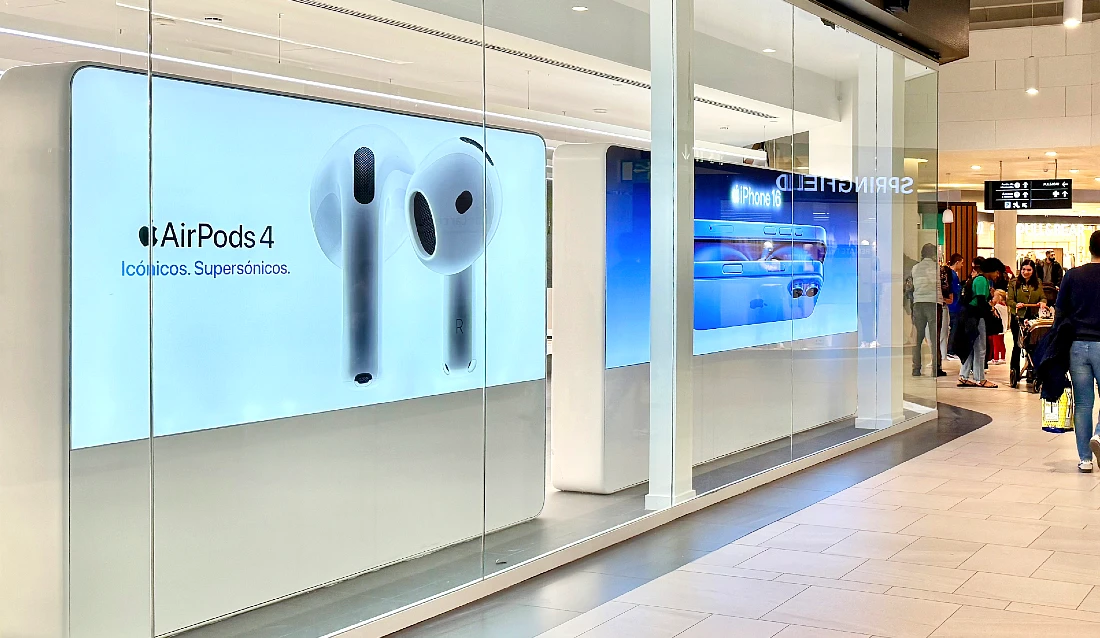 extérieur du magasin de haute technologie montrant de grands écrans numériques 