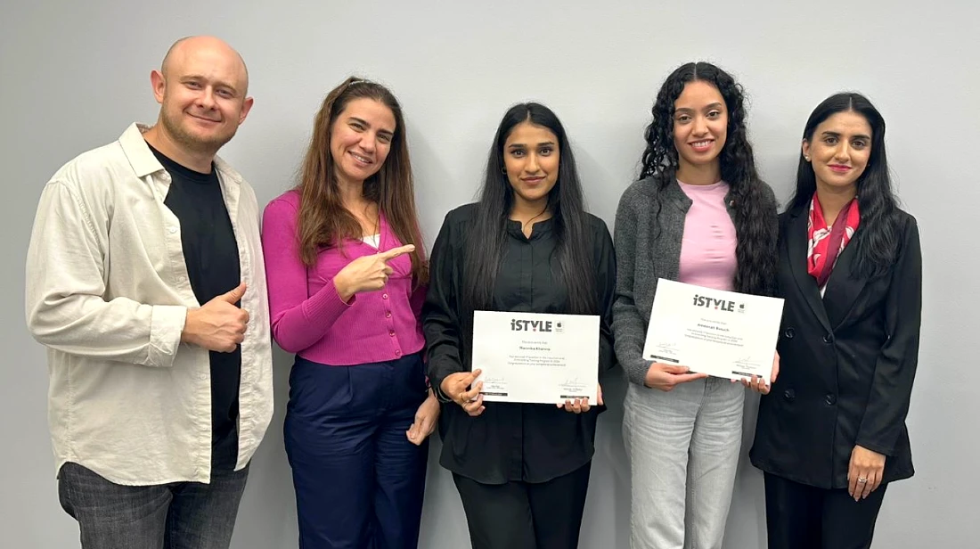 cinq personnes sur une photo de groupe dont deux d'entre elles tenant des certificats de récompense