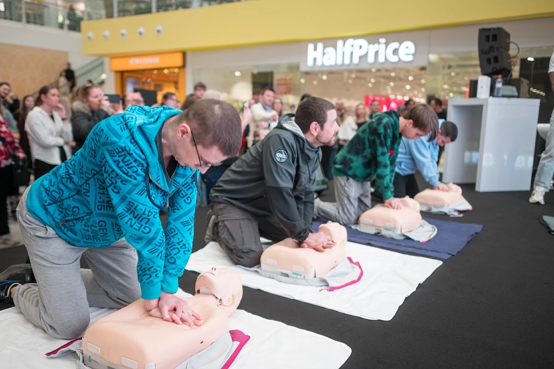 Quatre hommes découvrent la réanimation cardiaque à l’aide de mannequins.