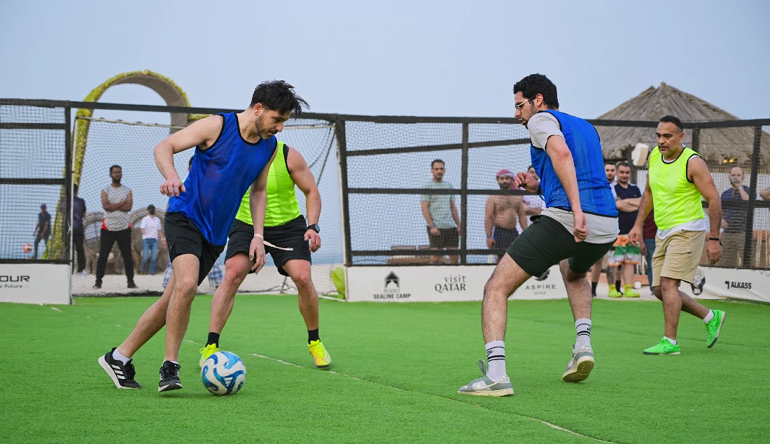 quatre personnes jouent à un match de football.
