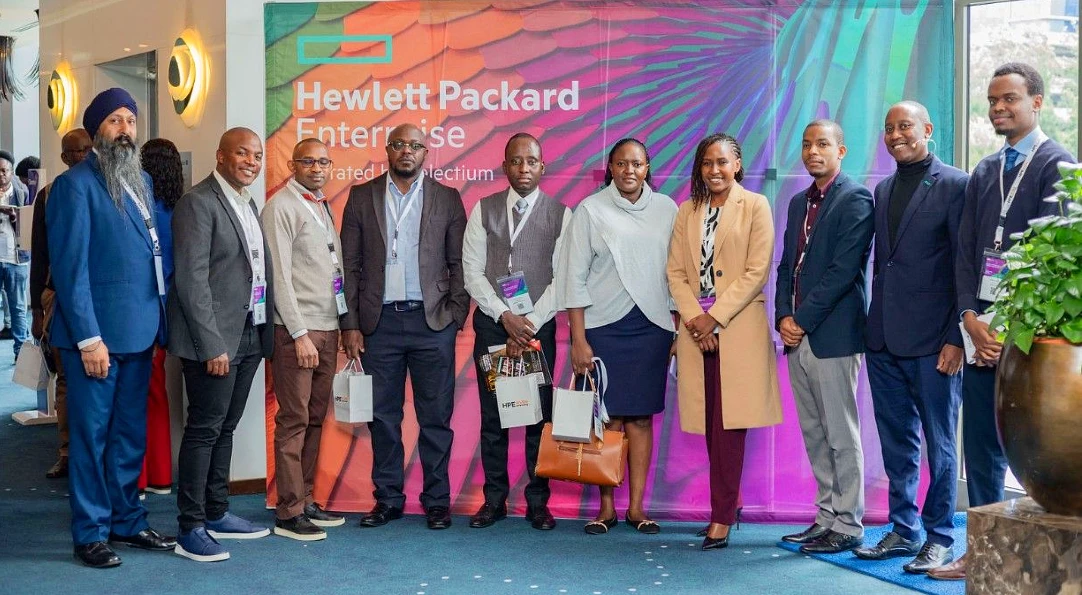 une photo de groupe de l'équipe HPE et des autres intervenants lors de l'événement
