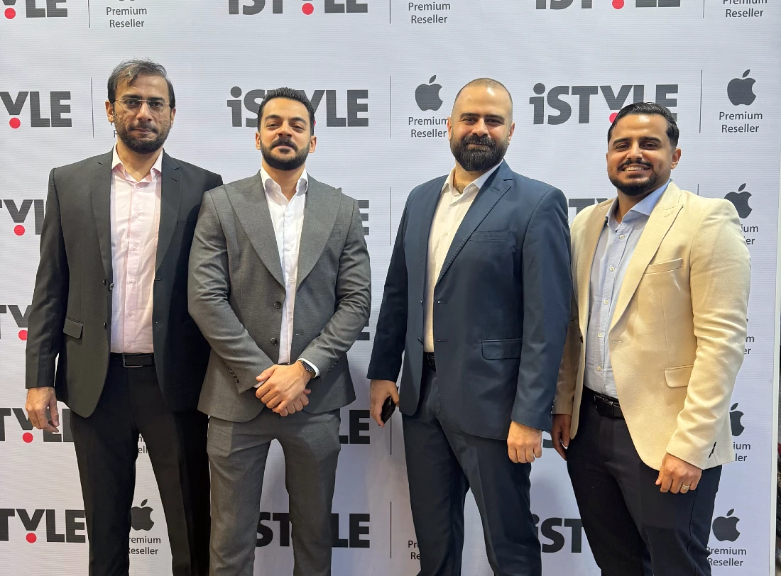 Four men are seen in a group photo with the iSTYLE logo visible on a backdrop behind them.