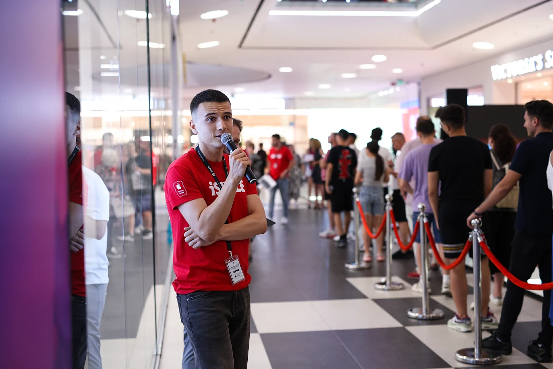 un homme parle au micro et s'adresse aux visiteurs du nouveau magasin.