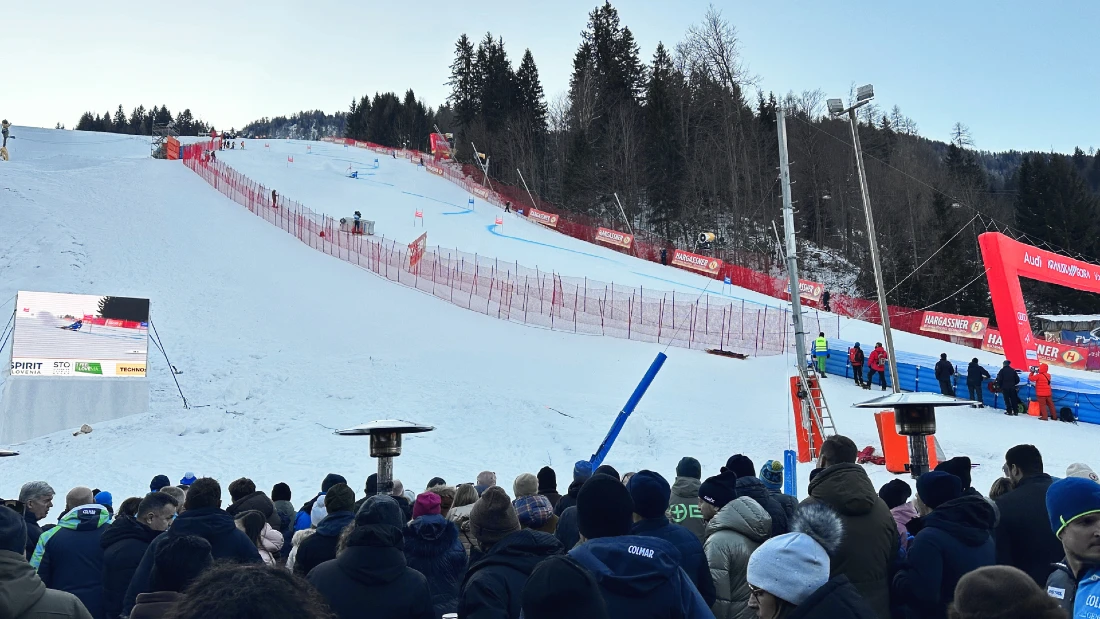 Vue extérieure d'une compétition internationale de ski alpin