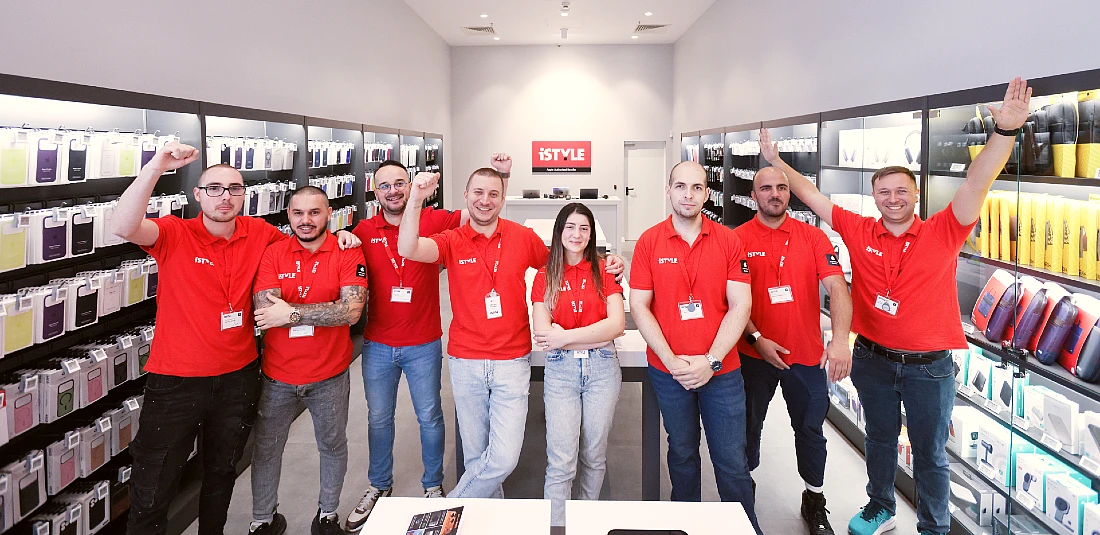 Photo de groupe d'une équipe dans un magasin high-tech
